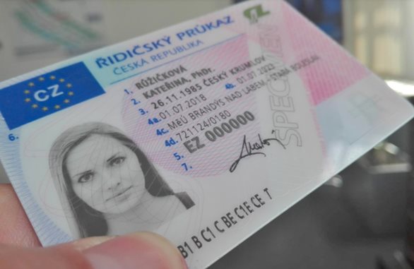 Od července bude možné vyzvednout si řidičský průkaz také na výdejním místě, schválili senátoři
