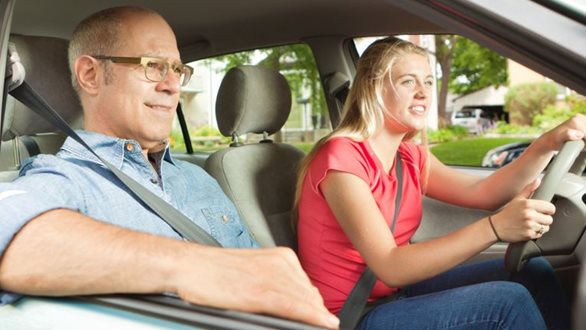 Řidičák od 17 let s mentorem láká: v roce 2025 možnost využilo více než 30 tisíc začínajících řidičů