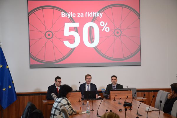 Řidiči podceňují kontrolu zraku, během října si mohou nechat zrak změřit zdarma