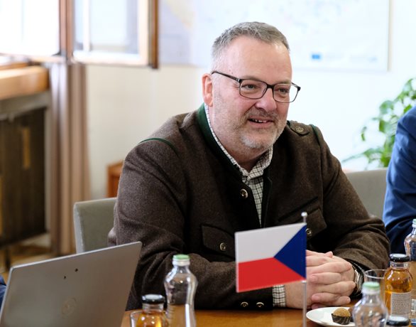 Ministr dopravy jednal se slovinským velvyslancem o nákladní železnici i přímém leteckém spojení