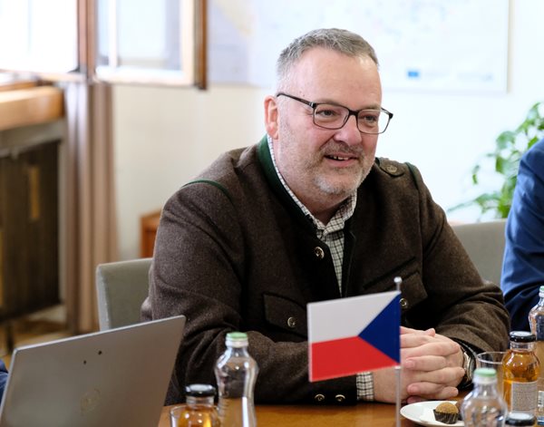 Ministr dopravy jednal se slovinským velvyslancem o nákladní železnici i přímém leteckém spojení