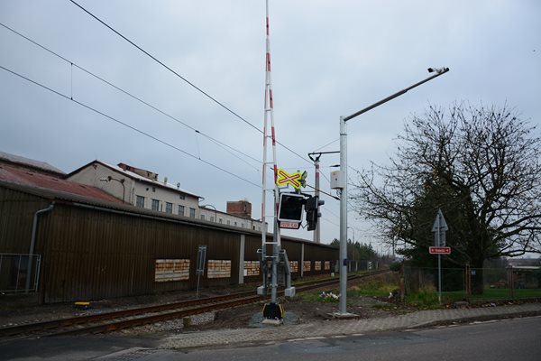 Správa železnic letos doplní závorami dalších 39 přejezdů 