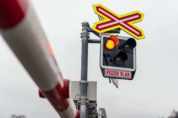 Počet nehod na železnici klesá, letní kampaň varuje před nebezpečnými výzvami na sítích