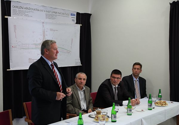 Rekonstrukce nebezpečné křižovatky u Lipníka byla zahájena, odstranění tohoto nehodového místa bylo pro ministra Prachaře prioritou