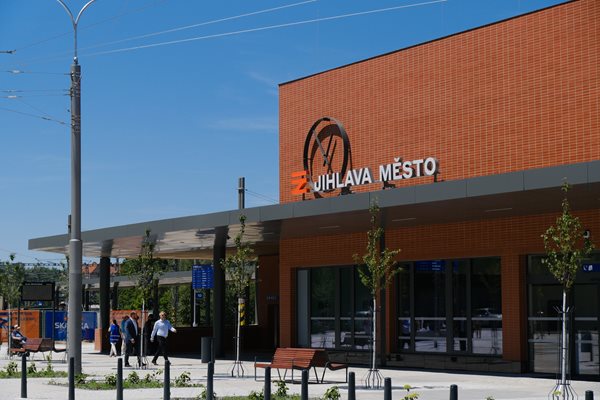 Nové nádraží i ulice: centrální dopravní terminál v Jihlavě už slouží veřejnosti