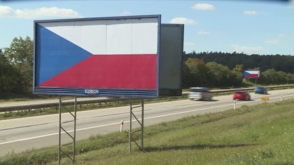 Povinnost odstranit zakázanou reklamu mají především jejich majitelé 