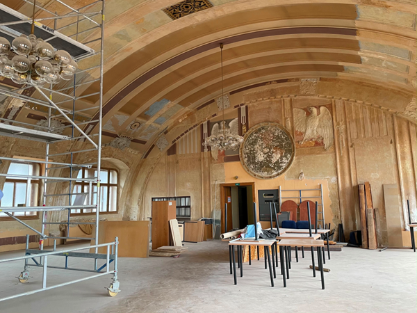 Restaurátoři vrací lesk další části Fantovy budovy 