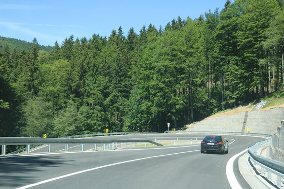 Na silnicích se cítíme bezpečněji, změny pravidel a prevence nesou výsledky