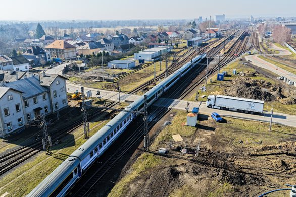 Stavba podjezdu ve Studénce vstupuje do hlavní fáze, přejezd na koridoru končí