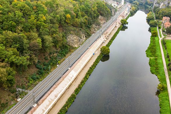 Trať podél Berounky je rychlejší, v zastávce Srbsko se pohodlně nastupuje do vlaků
