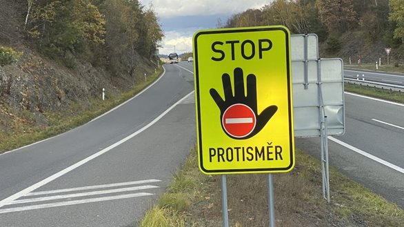 Dopravní značky STOP, protisměr